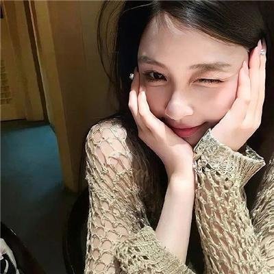 抽象画中的越南少女
